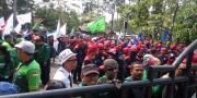 Ratusan Buruh Geruduk Pemkot Tangerang   