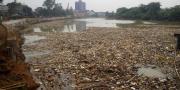 Aliran Sampah Menumpuk di Sungai Cisadane Tangerang