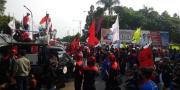 Hari Kedua Mogok, Seribu Buruh Duduk di Kantor DPRD Tangerang 