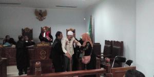 Bos Tambang Pasir Tangerang Menangis di depan Hakim 