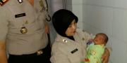 Bayi Laki-laki Ditemukan di Trotoar Samping Sekolah Tangerang
