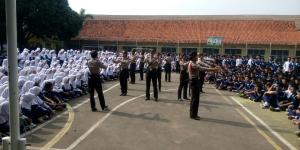 Siswa Polwan Cantik Kunjungi SMP di Pondok Aren 