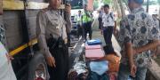 Polisi Tangerang Bantu Gelandangan Melahirkan di Truk Bekas Kecelakaan  