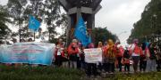 Sambil Bawa Anak, Buruh Wanita Tangerang Peringati Mayday