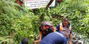 Aktivis Lingkungan Tangerang Segel Saluran Pembuangan Limbah ke Cisadane
