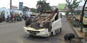 Tabrak Tiang Listrik, Honda Freed Terbalik di Jalan MH Thamrin