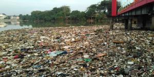Sampah Menumpuk di Sungai Cisadane Tangerang