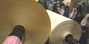 Indah Kiat Tangerang Fasilitasi Pelajar Mengenal Pembuatan Kertas