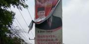 Panwaslu Kota Tangerang Babat Spanduk Kampanye Calon Gubernur Banten