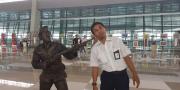 Peringati Hari Pahlawan, Manusia Patung Pahlawan Berseliweran di Bandara Soetta