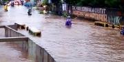 Jalan Arya Putra Ciputat Terputus karena Banjir 
