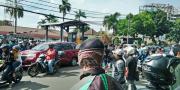 Giliran Ribuan Go-Jek Pukuli Mobil Angkot di Tangerang 