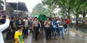 Kapolsek Tangerang Menggotong Korban Tawuran Suporter Sepak Bola
