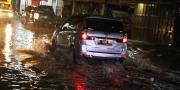 Menerabas Banjir di Perumnas II Tangerang 