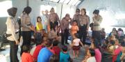 Polwan Cantik Hibur Anak-anak Korban Banjir di Tangerang