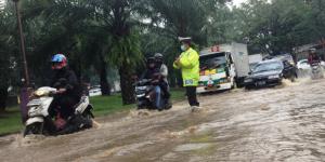 Banjir, Jalan Pemda Tigaraksa Macet 