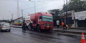 Hindari Senggolan, Truk Pertamina Nyangkut di Separator Jalan di Balaraja