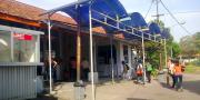 Antrean Penumpang KRL Stasiun Tangerang Tidak Terlalu Ramai