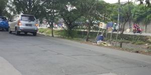Pengendara di depan Kelurahan Jurumudi Baru Kesal dengan Jalan Rusak & Sampah&#160;