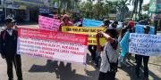 Tuntut Ganti Rugi, Puluhan Warga Blokir Proyek Tol Kunciran-Serpong