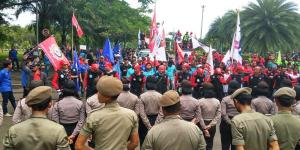 Buruh Kembali Geruduk Kantor Bupati Tangerang