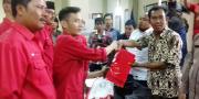 DPC PDIP Tangerang Serahkan 1.906 Kartu Anggota ke KPU