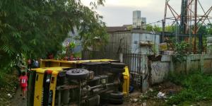 Tidak Kuat Nanjak, Truk Hantam Tower & Honda Jazz di Serpong