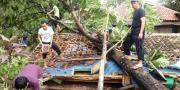 Polisi & Warga Kompak di Lokasi Puting Beliung Sukamulya