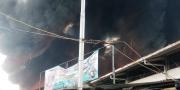 Diduga tersambar petir, pabrik tiner terbakar di Tangerang