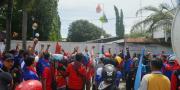 Massa Aksi Buruh Sempat Geruduk PT Tirta Marta di Cikupa