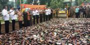 9.573 Botol Miras dari Warung-warung di Kota Tangerang Dimusnahkan