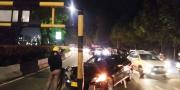 Tabrak Pembatas Jalan, Taksi di Jalan MH Thamrin Rusak Parah