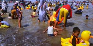 Meski Kotor, Ribuan Orang Serbu Pantai di Tangerang 