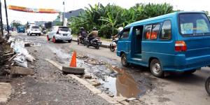 Rusak Parah, Jalan di Perempatan Gaplek Biang Macet