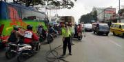 Membahayakan, Kabel Telkom Putus di Jalan Gatot Subroto