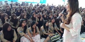 Di Depan Pelajar Tangsel, Ratu Isyana Berbagi Pengalaman Jurnalistik