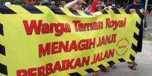 Jalan di Taman Royal Rusak Parah, Warga Demo Ramai-ramai