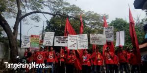 Puluhan Buruh Di-PHK, KASBI Geruduk Kantor Disnaker di Cikokol