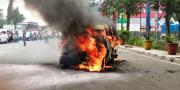 Mobil Angkot Ludes Terbakar di Depan Mall Transmart Cikokol