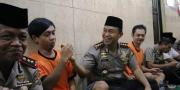 Suasana Haru Kapolres Metro Tangerang Suapi Tahanan saat Bukber