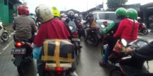 Pemudik Tinggalkan Tangerang, Jalan Raya Serang Padat