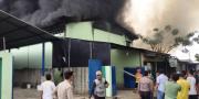Pabrik Cat di Periuk Terbakar, 4 Kontrakan & 1 Rumah Warga Hangus