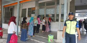 KMT Tak Berfungsi, Penumpang Commuter Line di Stasiun Tangerang Bingung