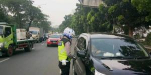 Parkir Sembarangan, Polisi Tilang Taksi Online di Stasiun Rawabuntu