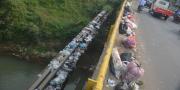 Duh, Sampah Numpuk di Jembatan di Jalan Aria Jaya Santika