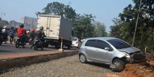 Toyota Yaris 'Nyusruk' Ditabrak Pick Up di Jalan Pemda Tigaraksa