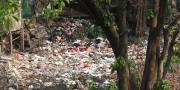 Sampah Menumpuk di Sungai Cirarab Bitung