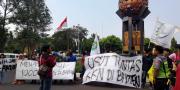 Peringati 18 Tahun Banten, Mahasiswa Tangerang Gelar Aksi di Tugu Adipura