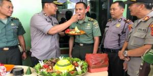 HUT TNI ke-73, Polsek Serpong Berikan Nasi Tumpeng ke Koramil