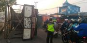 Tronton Terguling, Jalan Raya Serang Cikupa Macet Parah